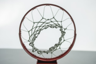 低角度的篮球筐的照片
